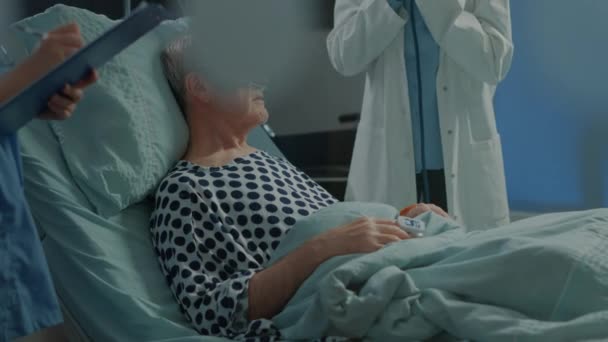 Kranker Patient bekommt Beratung von amerikanischem Arzt — Stockvideo