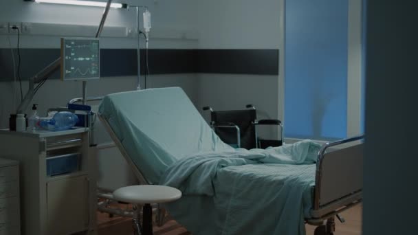 Enfermera preparando cama y manta en la sala de hospital — Vídeo de stock