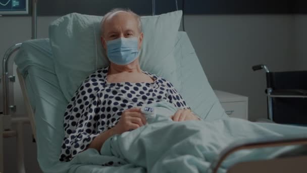 Paciente anciano con mascarilla facial y oxímetro — Vídeos de Stock