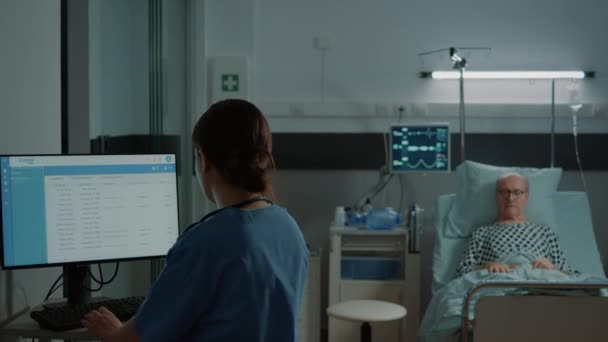 Больной пациент говорит с медсестрой о лечении для выздоровления — стоковое видео