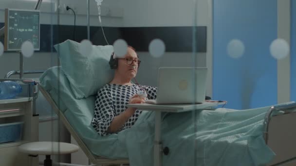 Paciente de enfermaria hospitalar ouvindo música em terapia intensiva — Vídeo de Stock
