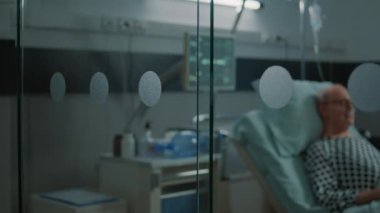 Hasta koğuşunda oturan yaşlı bir hasta.