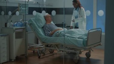 Hasta hasta hastane koğuşunda yatıyor.