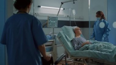 Afro-Amerikalı doktor hastasıyla konuşuyor.