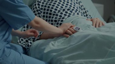 Hastane koğuşundaki hasta hastayı rahatlatan hemşireye yakın durun.