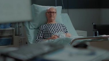 Hastane koğuşunda yatan yaşlı hastanın portresi.