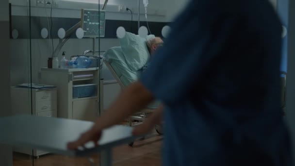 Médico na clínica dando pílulas para o paciente idoso doente na enfermaria — Vídeo de Stock
