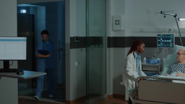 Kaukasische Krankenschwester überprüft Informationsakten über Patienten