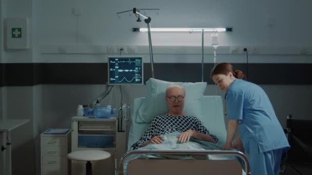 Медсестра из больницы ухаживает за больным пациентом — стоковое видео