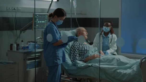 Multi-ethisch medisch personeel praten over de behandeling van patiënten — Stockvideo