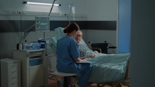 Multiethnisches medizinisches Personal überprüft die Gesundheitsversorgung der Patienten — Stockvideo