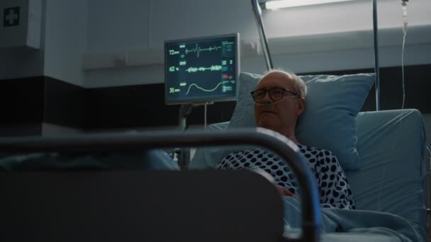 Больной пожилой человек с проблемами со здоровьем остается в больнице — стоковое видео
