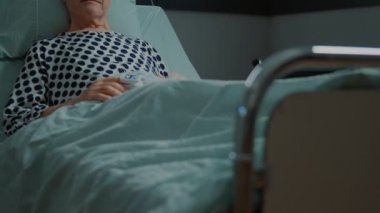 Hastanenin koğuşunda bekleyen hasta portresi.