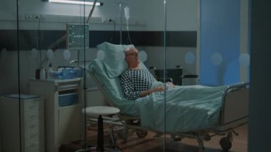 Hastanenin koğuşunda solunum sorunu olan yaşlı bir hasta.