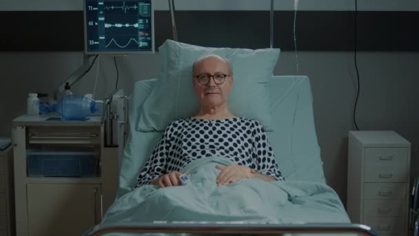 Retrato do doente que fica na cama na enfermaria do hospital — Vídeo de Stock