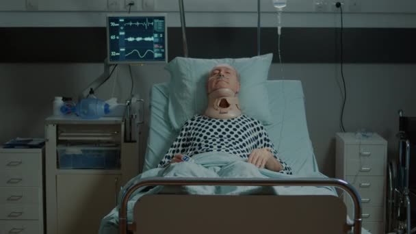 Porträtt av sjuka äldre patienter med halskrage på halsen — Stockvideo