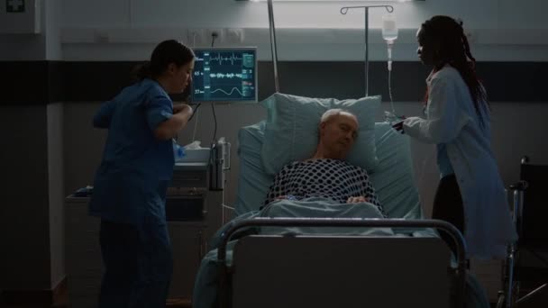 Pasien dengan penyakit mendapatkan penghidupan kembali di bangsal rumah sakit — Stok Video