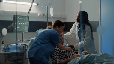 Yaşlı hasta hastane koğuşunda ağır nefes alıyor.