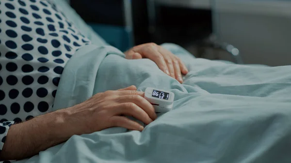 Gros plan de l'oxymètre sur le patient dans le lit du service hospitalier — Photo