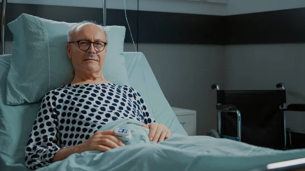 Ritratto di vecchio paziente con malattia in attesa nel reparto ospedaliero — Foto Stock