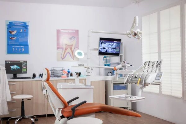 Interno della sala operatoria vuota nella clinica dentale — Foto Stock