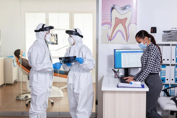 Стоматологическая команда, наряженная в костюмы во время глобальной пандемии — стоковое фото