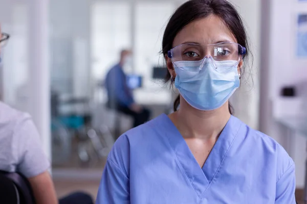 Primo piano di infermiera stanca con maschera di protezione contro l'epidemia guardando la fotocamera — Foto Stock