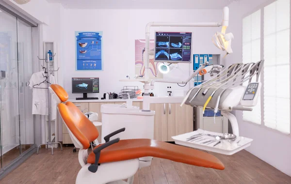 Пустой кабинет стоматолога-стоматолога, где никого нет — стоковое фото