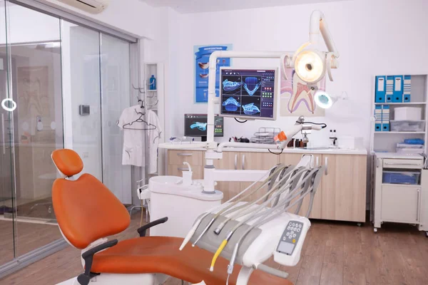 Пустой кабинет ортодонтической больницы с стоматологическим стоматологическим оборудованием — стоковое фото