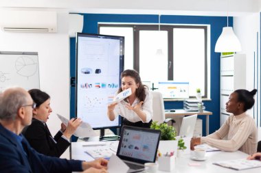 Şirket patronu kıdemli çalışana bağırıyor.