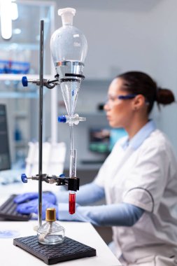 Bakteriyoloji enfeksiyonu testi sonuçlarını bilgisayarda yazan uzman bir eczacı kadın