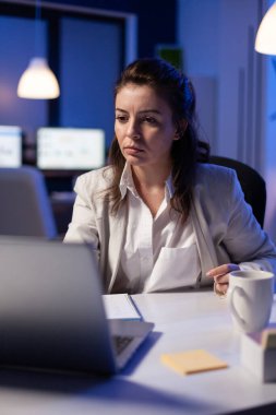 Proje yöneticisi gece geç saatlerde iş arkadaşlarıyla konuşuyor