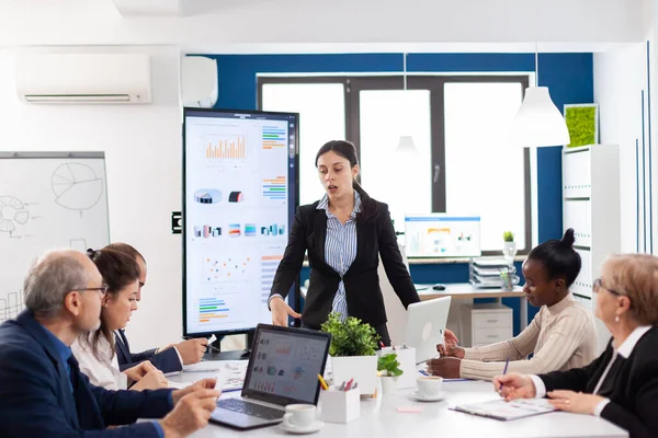 Arg entreprenör i konferensrummet skriker åt medarbetare — Stockfoto