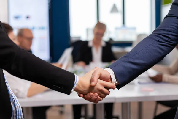 Empresário satisfeito empresa empregador vestindo handshake terno — Fotografia de Stock