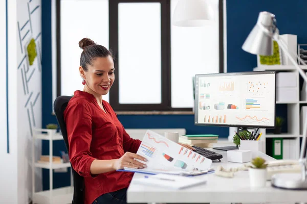 Mulher de negócios em start up empresa que trabalha no computador — Fotografia de Stock