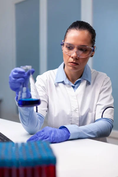 Mujer científica que investiga la solución de la enfermedad microbiológica que analiza líquido médico —  Fotos de Stock