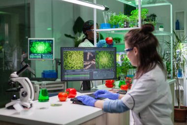 Bilgisayar üzerinde biyokimya uzmanlığı yazan bilim kadını araştırmacı.