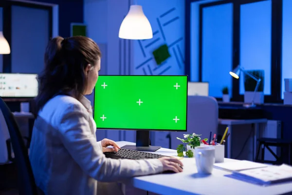 Empresario trabajando delante de la pantalla verde — Foto de Stock