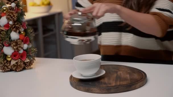 Primer plano de la mujer que vierte el té de la tetera en casa — Vídeos de Stock