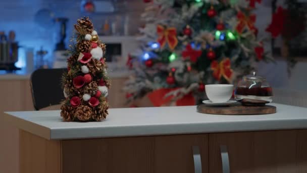 Lege keuken versierd met kerstversiering — Stockvideo