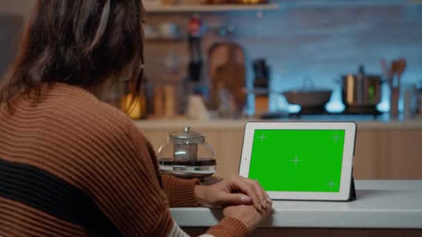 Εορταστική γυναίκα κοιτάζοντας πράσινη οθόνη στο tablet — Αρχείο Βίντεο