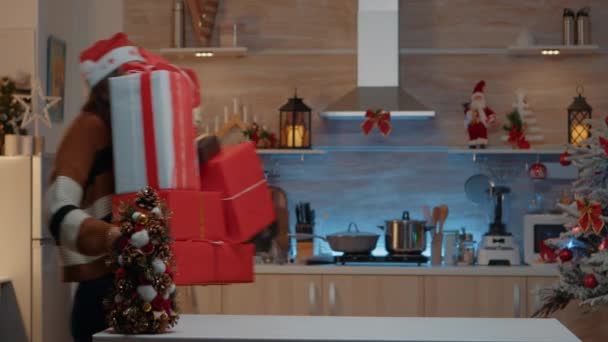 Joven dejando caer cajas de regalo en el suelo de la cocina — Vídeos de Stock