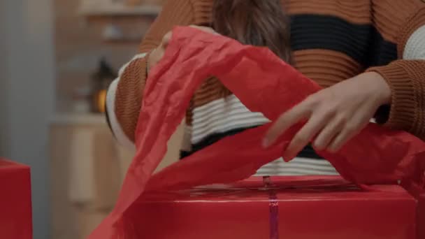 Közelkép a nő csomagoló íj ajándék a barátok — Stock videók