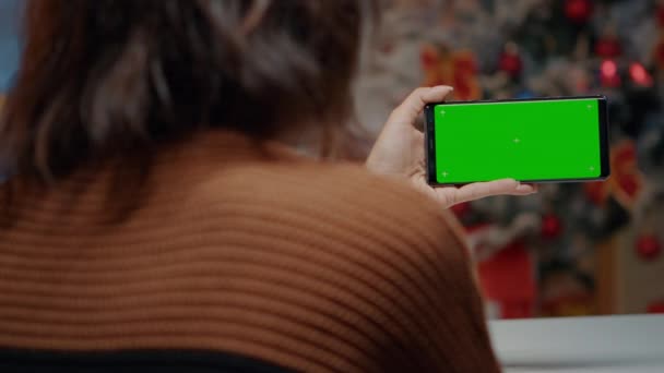 Молода жінка використовує зелений екран смартфона — стокове відео