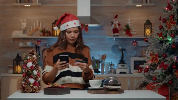 Adulto festivo usando smartphone para compras en línea — Vídeos de Stock