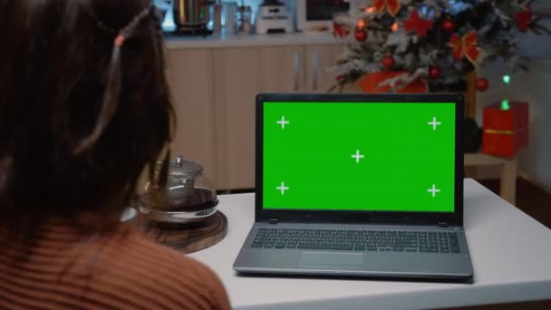 Beyaz kadın laptopta yeşil ekrana bakıyor. — Stok video