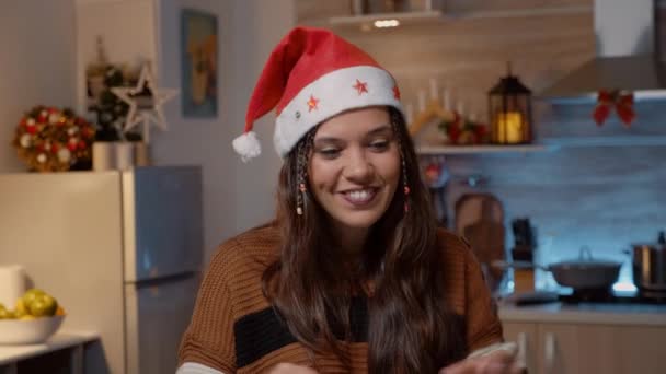 Jeune femme festive montrant des cadeaux à des amis — Video
