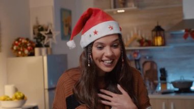 Neşeli beyaz kadın arkadaşlarından hediyeler açıyor.