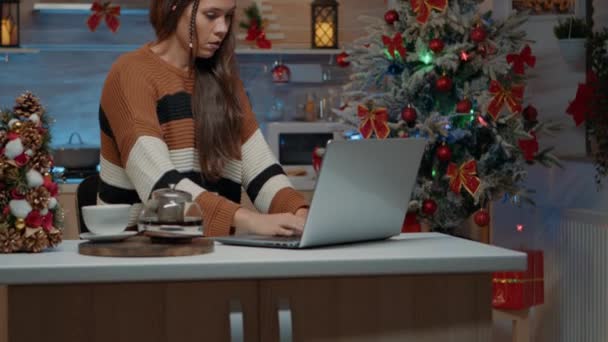 Adulto festivo ter que fazer projeto de trabalho no laptop — Vídeo de Stock