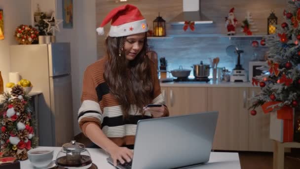 Młoda kobieta przygotowuje się do zakupu prezentów na laptopie — Wideo stockowe